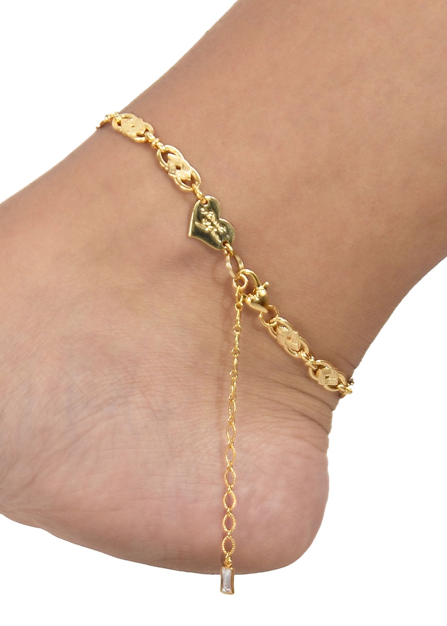 Close up of anklet featuring its 18k gold plated chain.