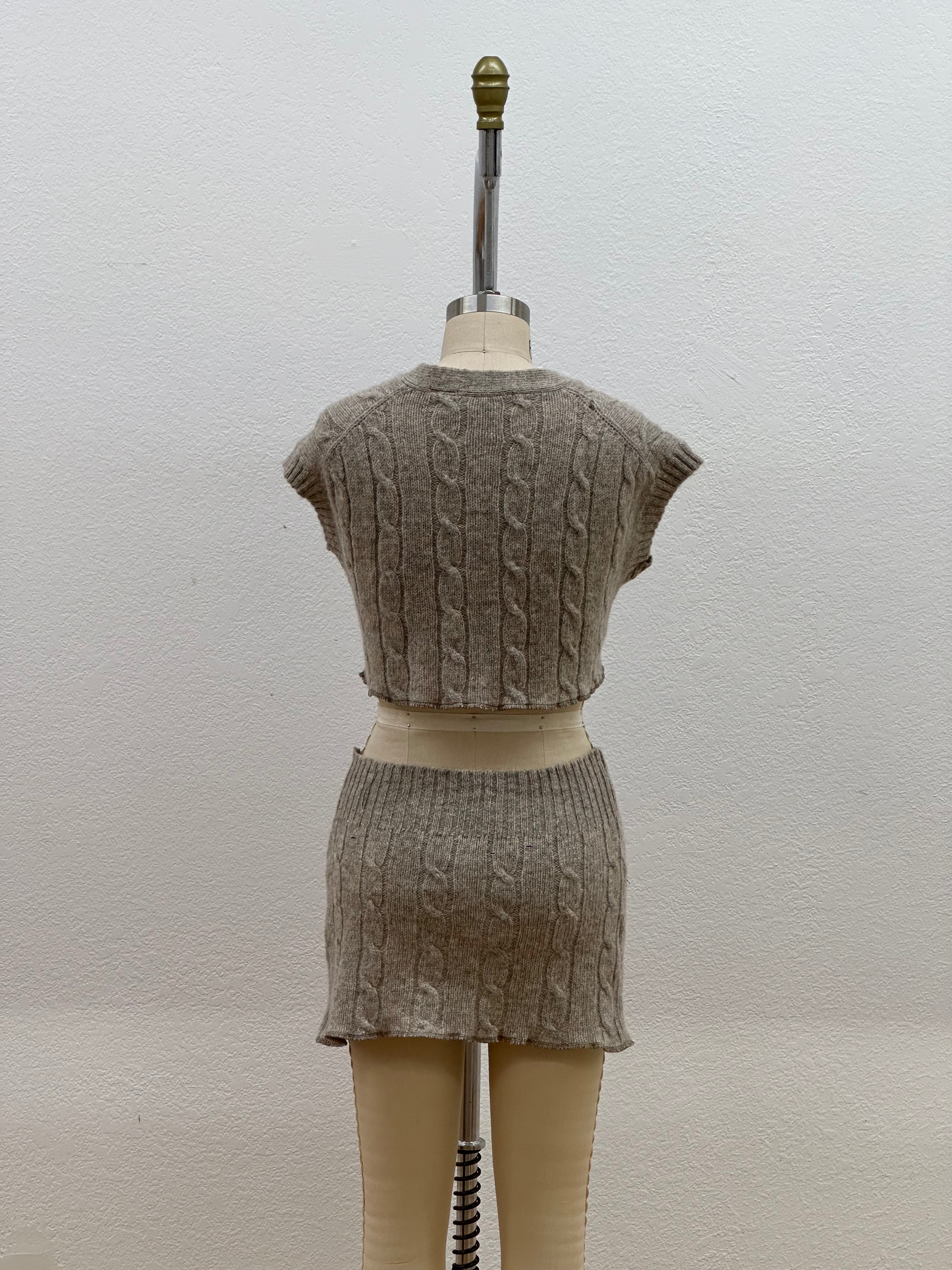 CABLE VEST SET | BROWN